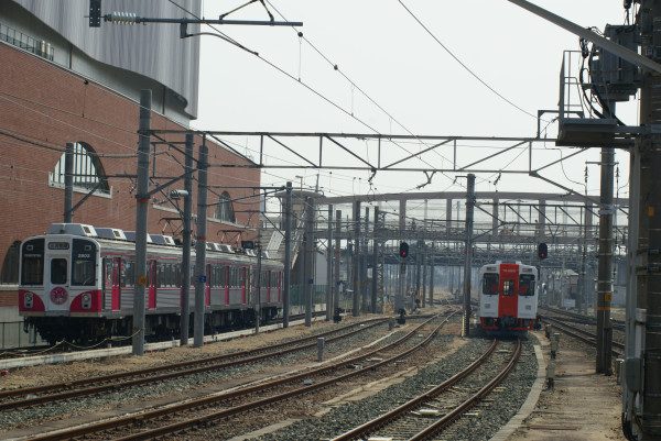 由利高原鉄道YR-3002と、昨日衣替えからの再スタートとなった豊鉄1803Fの、まさに一期一会のショット atsumi1800