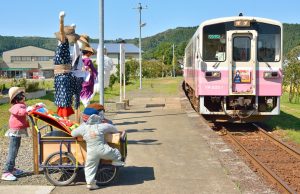 由利鉄　7D 案山子たちと「ゆりてつ号」　鮎川　140927 佐藤和博