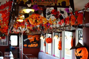 ハロウィン装飾をしたおばこ号の車内
